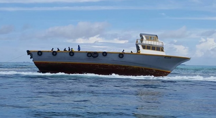 boat-on-hanifaru-reef